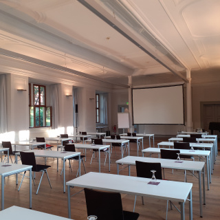 Gewehrsaal mit Parlamentbestuhlung