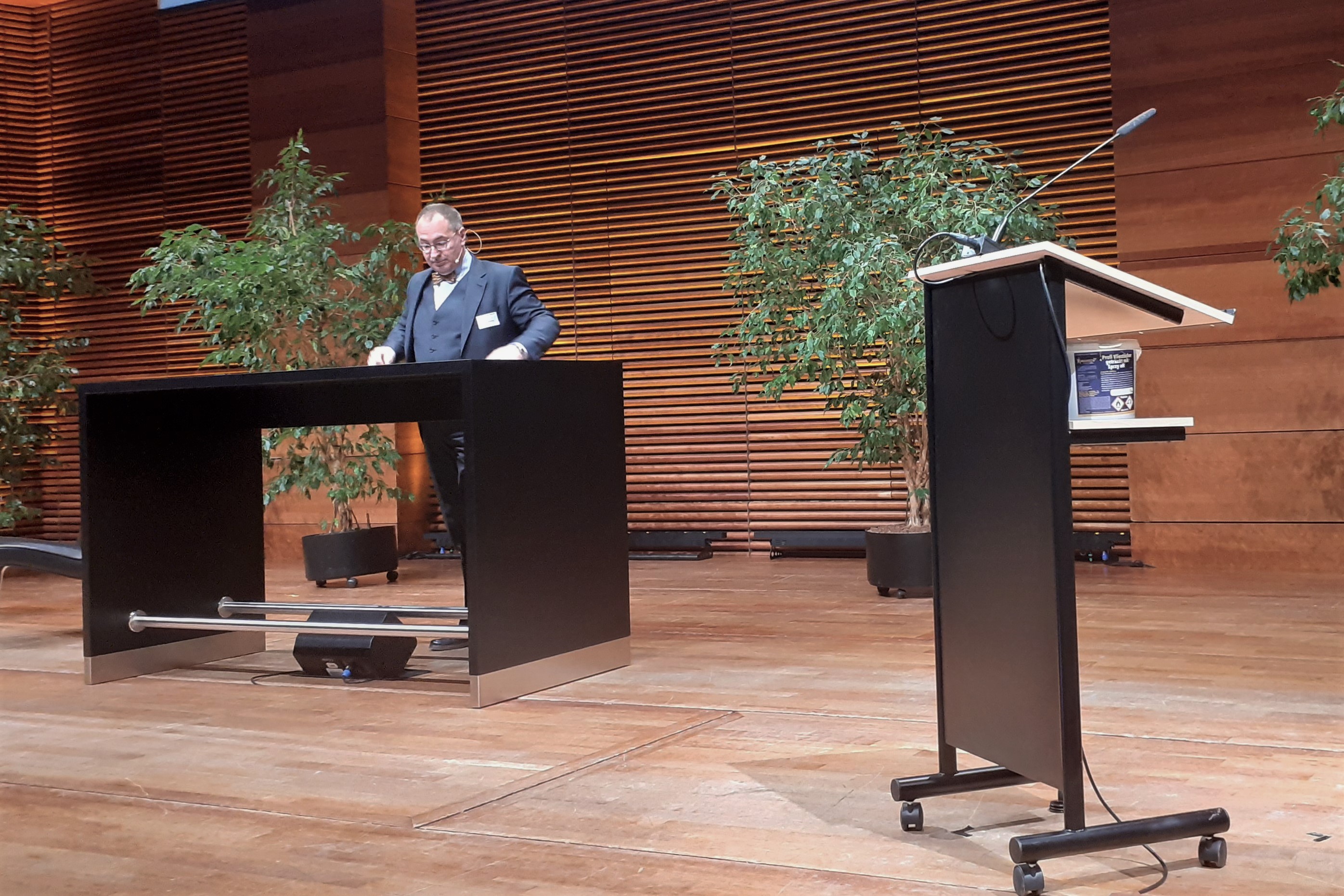 Moderator Prof. Geburtig bereitet sich vor