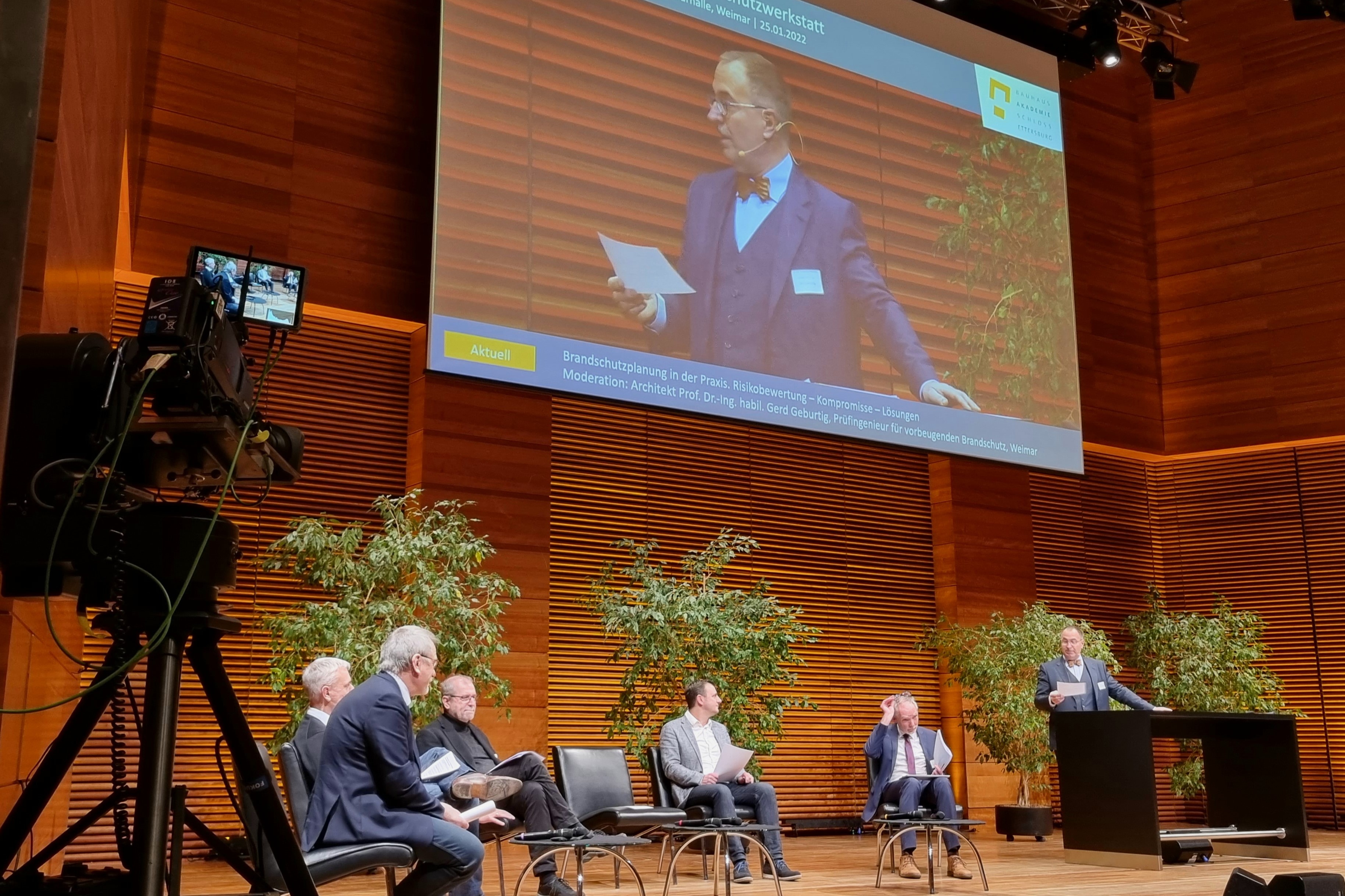 Die Expertenrunde stellt sich den Fragen der Teilnehmer