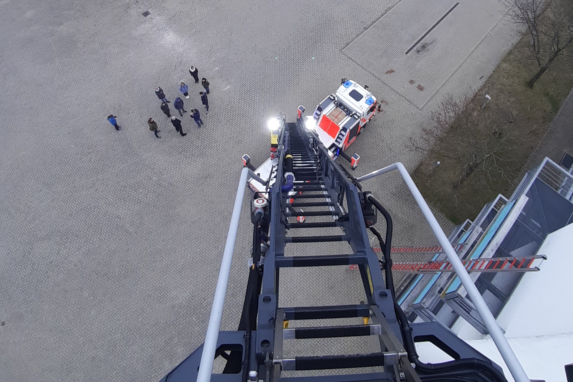 Nicht für Menschen mit Höhenangst geeignet - Aussicht aus dem Drehleiterkorb