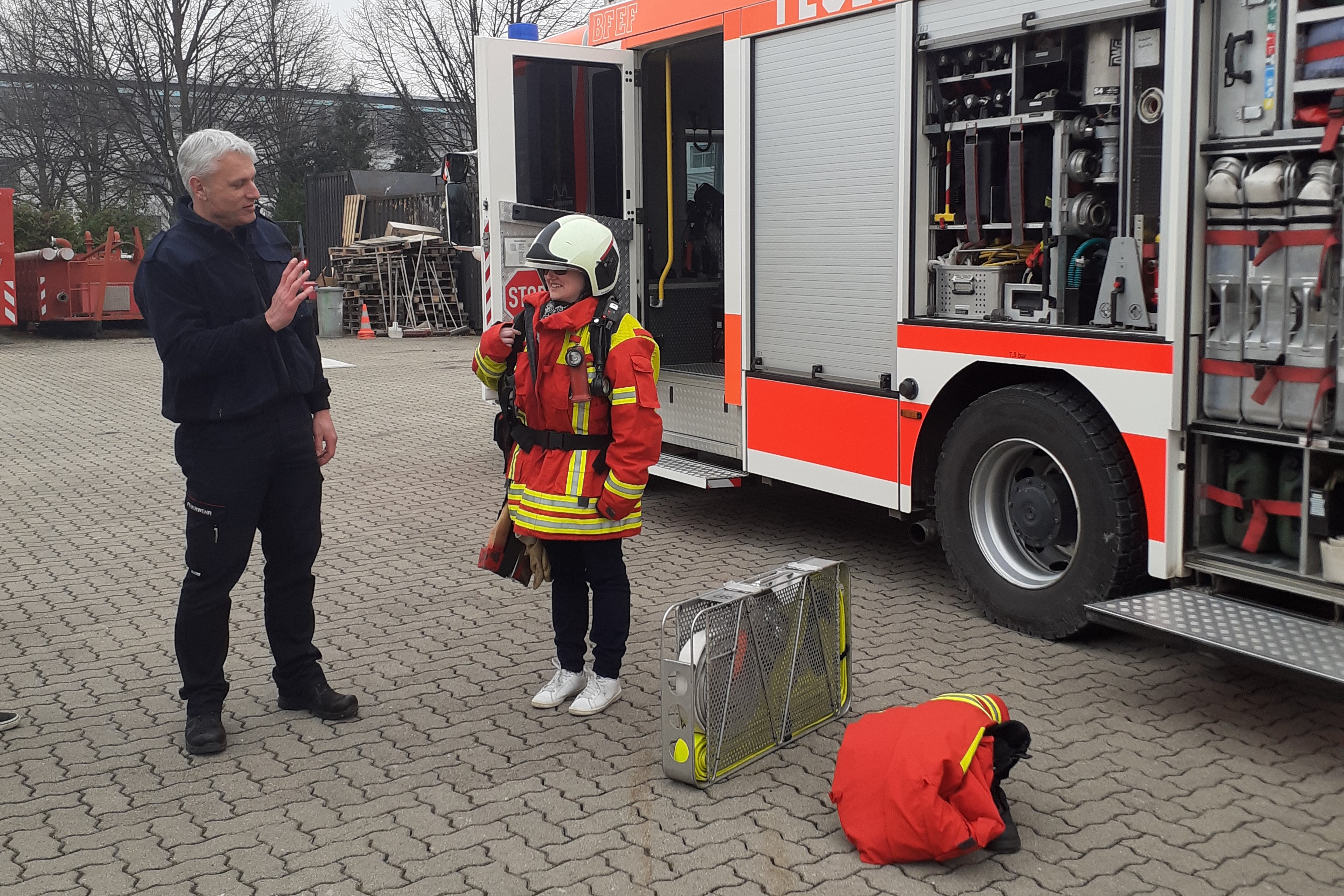 Die Teilnehmer probieren die Ausstattung der Feuerwehr aus