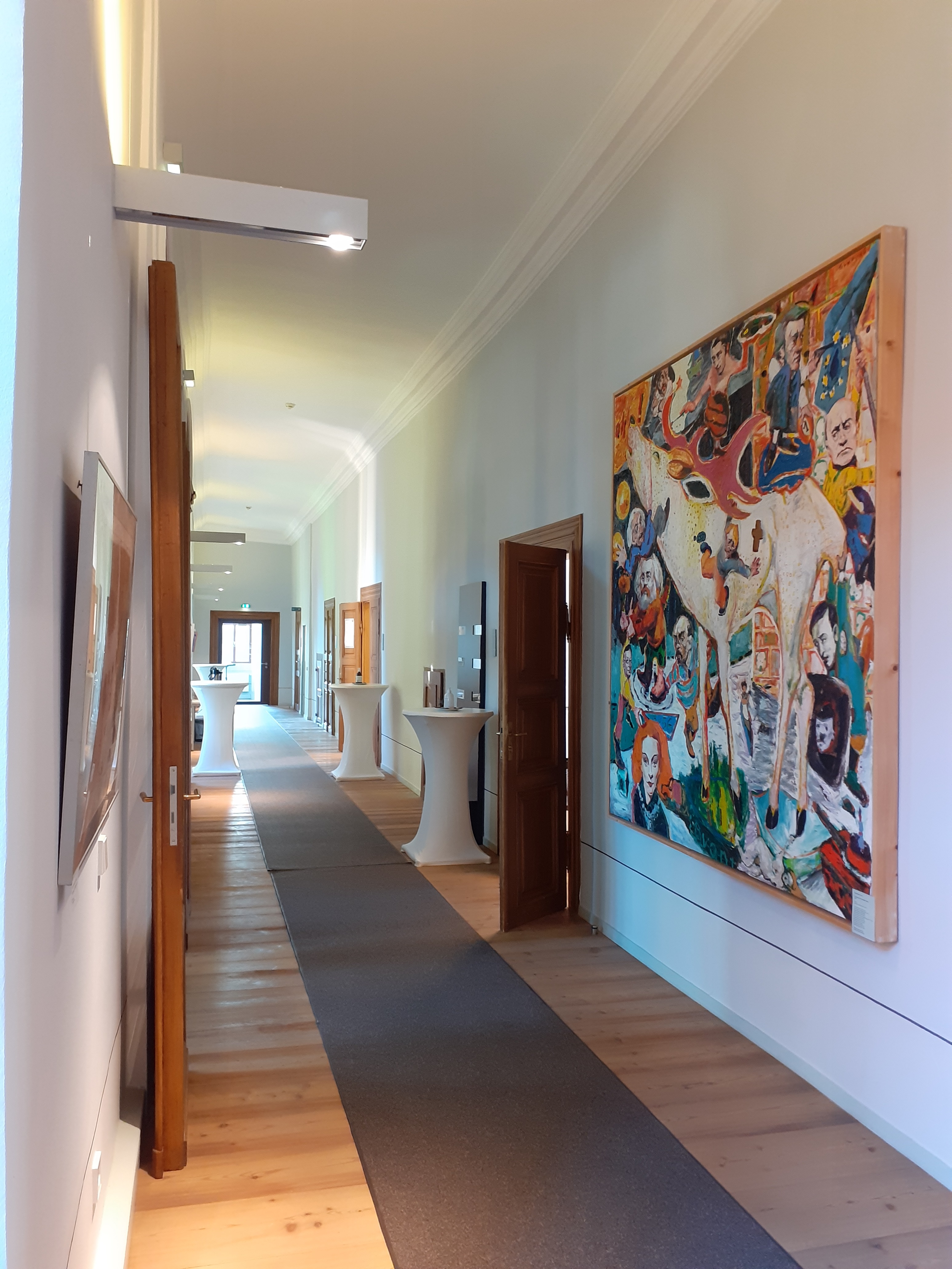 Flur 1. OG mit moderner Kunst, Bild: BASE