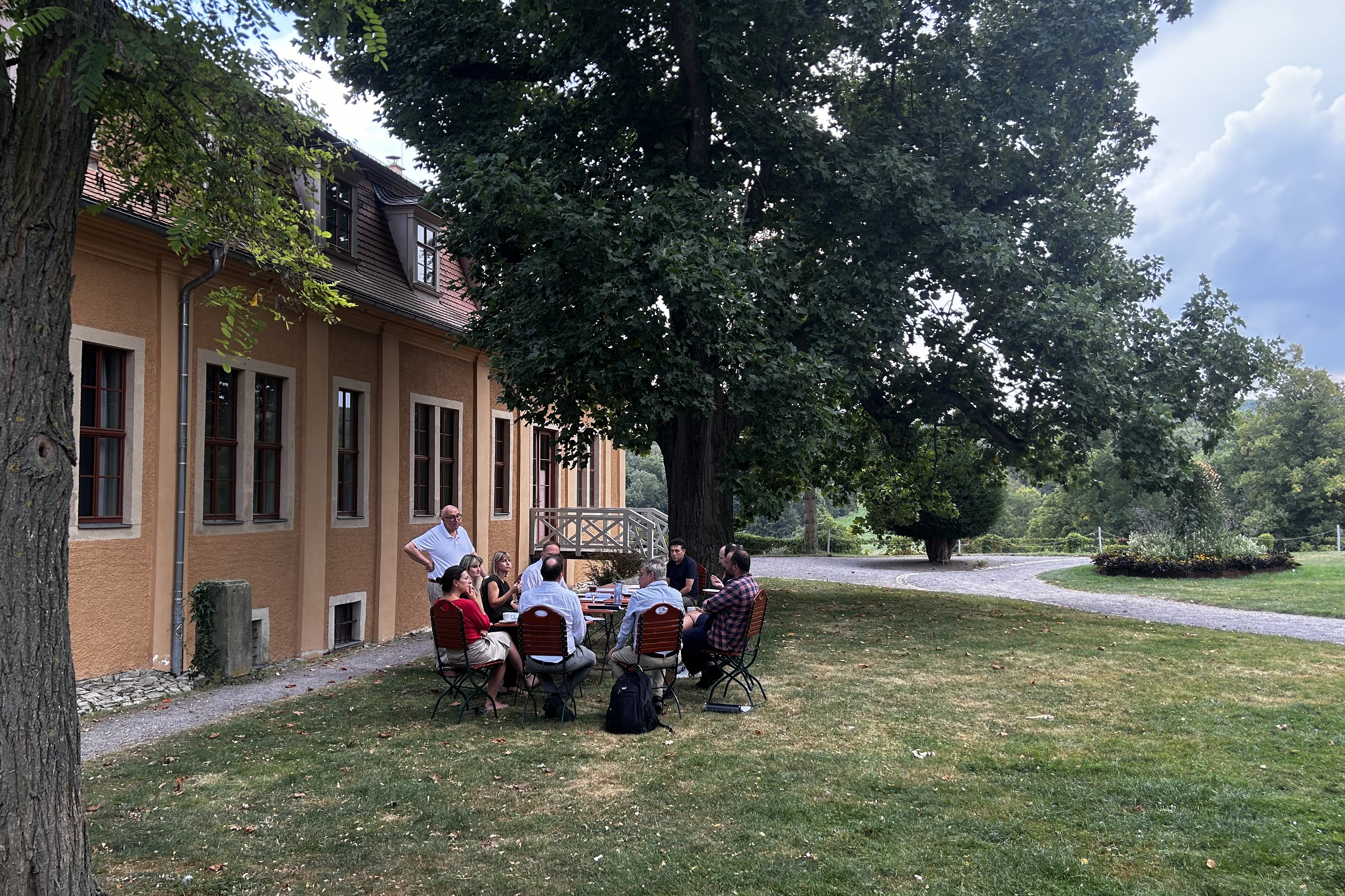 Bei schönem Wetter verlegen wir die Seminare auch manchmal in den Park, Bild: BASE